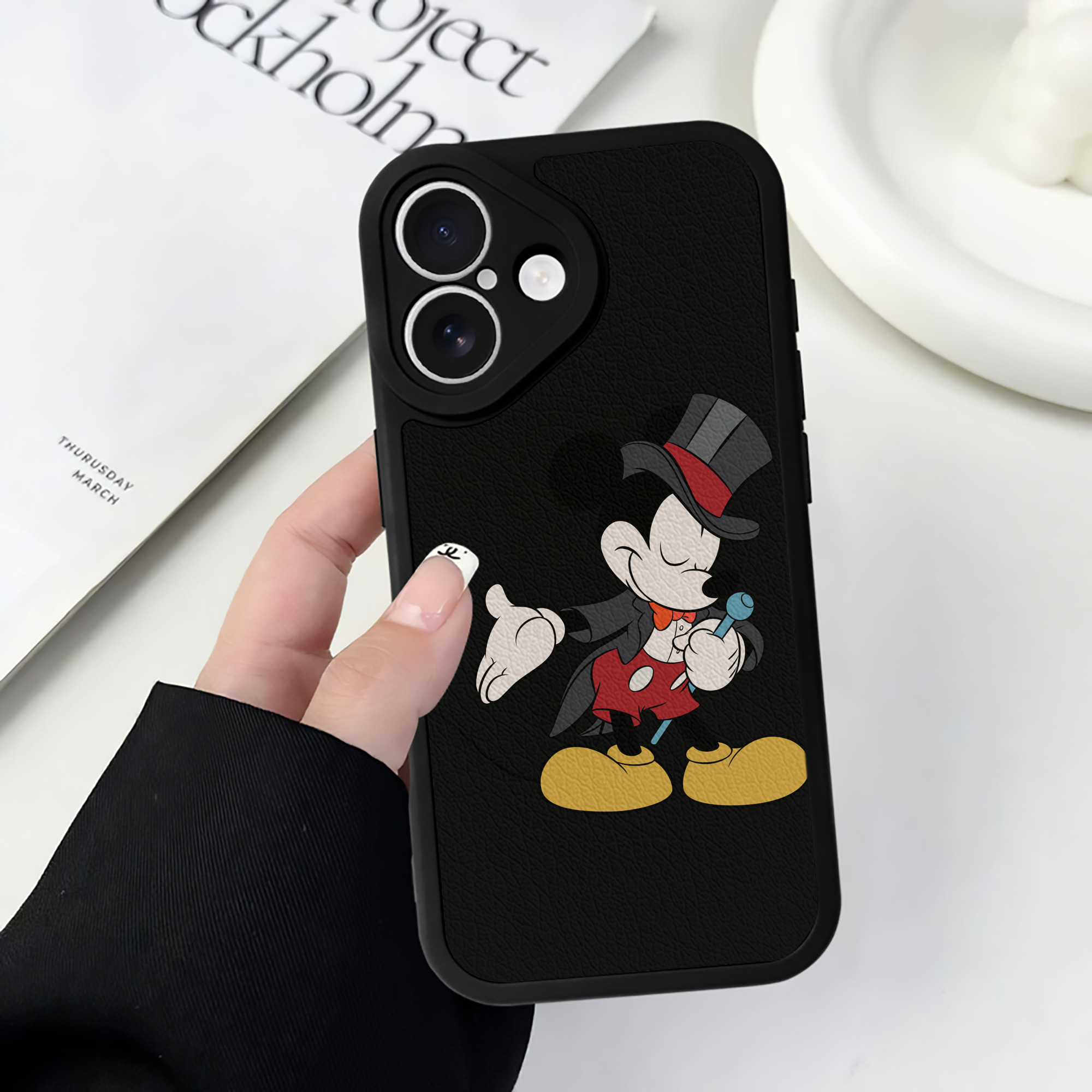 （画像用） ミッキーマウス Mickey Mouse 【iPhone 16シリーズ対応】シリコンスマホケース（レザー調） 材質：シリコン